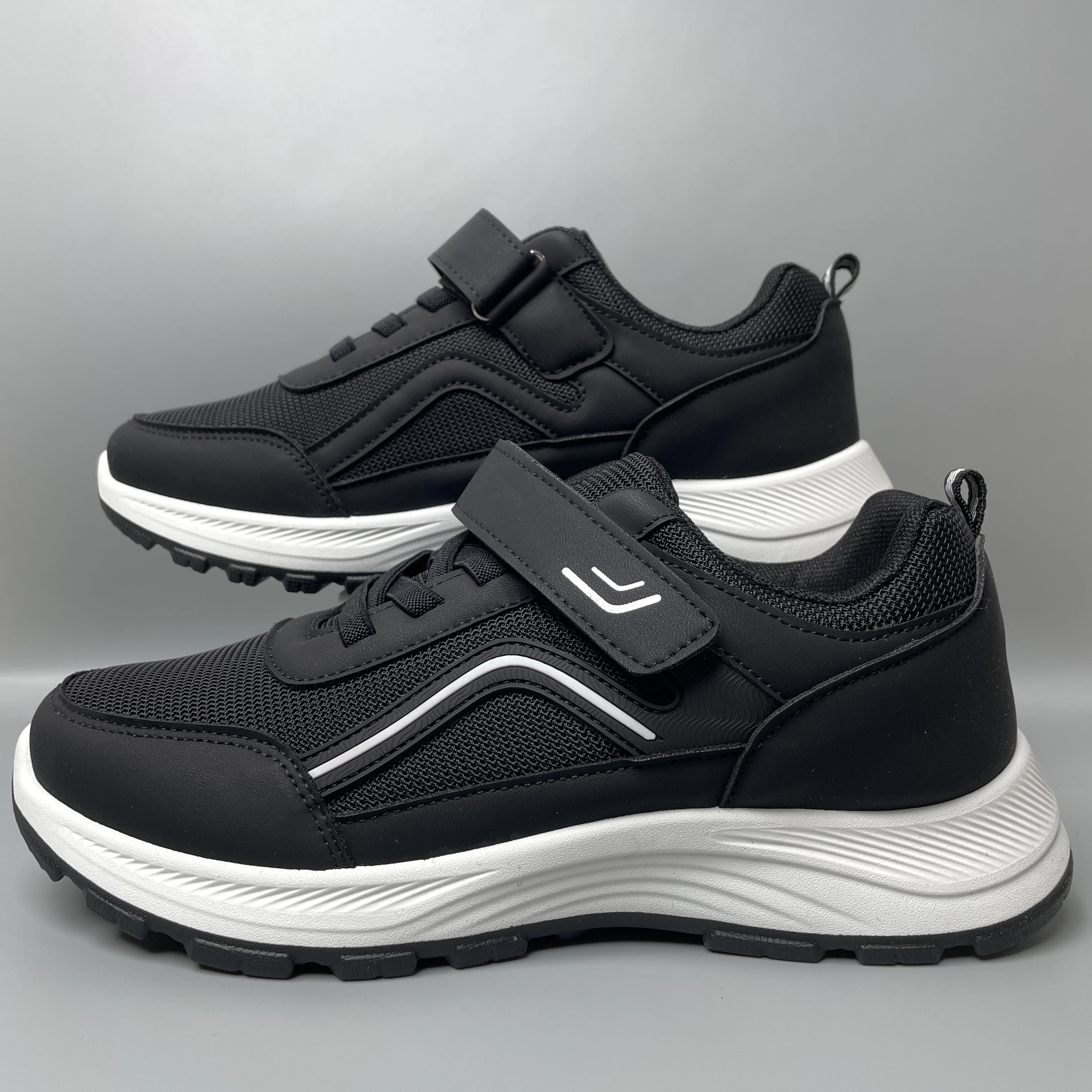 Спортивные кроссовки